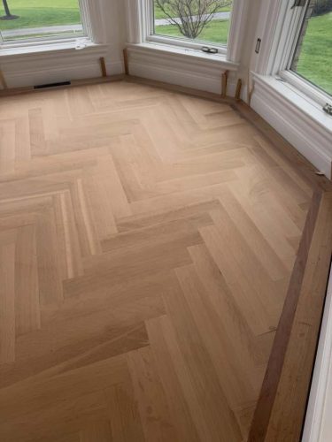 White oak rift and quarter sawn solid herringbone from @hickmanwoods. Stained @bonapro.us natu 2